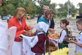 Первая леди Республики Молдова Галина Додон вручила школьные рюкзаки и другие принадлежности детям социально уязвимых семей