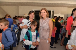 Galina Dodon a înmînat ghiozdane și rechizite școlare la circa 200 de copii din familii social-vulnerabile