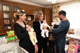 Prima Doamnă a vizitat o familie cu tripleți