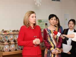 Prima Doamnă a țării, Galina Dodon, împreună cu soția ambasadorului Chinei în Republica Moldova, Chang Hexi, au vizitat Centrul Republican de Reabilitare pentru Copii din Chișinău.