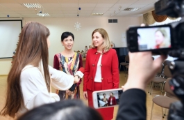 Prima Doamnă a țării, Galina Dodon, împreună cu soția ambasadorului Chinei în Republica Moldova, Chang Hexi, au vizitat Centrul Republican de Reabilitare pentru Copii din Chișinău.