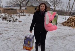 Prima Doamnă a Republicii Moldova, Galina Dodon, a fost în vizită la o familie cu 10 copii, care trăiesc în condiții grele în satul Ţînţăreni, raionul Anenii Noi