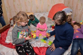 Prima Doamnă a Republicii Moldova, Galina Dodon, a fost în vizită la o familie cu 10 copii, care trăiesc în condiții grele în satul Ţînţăreni, raionul Anenii Noi