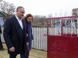 Preşedintele Igor Dodon împreună cu Prima Doamnă, Galina Dodon, au înmînat cheile de la o casă unei familii social-vulnerabile 