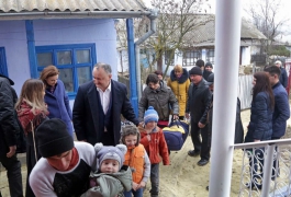 Preşedintele Igor Dodon împreună cu Prima Doamnă, Galina Dodon, au înmînat cheile de la o casă unei familii social-vulnerabile 