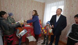 Preşedintele Igor Dodon împreună cu Prima Doamnă, Galina Dodon, au înmînat cheile de la o casă unei familii social-vulnerabile 