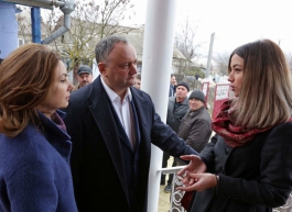 Preşedintele Igor Dodon împreună cu Prima Doamnă, Galina Dodon, au înmînat cheile de la o casă unei familii social-vulnerabile 