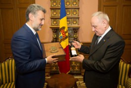 Moldovan president backs native vine producers