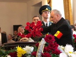 Nicolae Timofti a ținut un discurs de adio la sicriul cu trupul neînsuflețit al poetului Dumitru Matcovschi