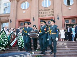 Николае Тимофти произнес в Академии наук прощальную речь у гроба поэта Думитру Матковски