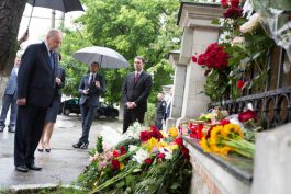 Președintele Nicolae Timofti a depus flori, în memoria victimelor accidentului aviatic SMURD
