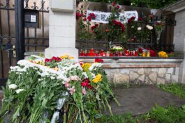 Moldovan president lays flowers in memory of plane crash victims