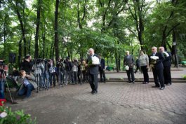 Moldovan president lays flowers at bust of poet Mihai Eminescu