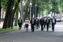 Moldovan president lays flowers at bust of poet Mihai Eminescu