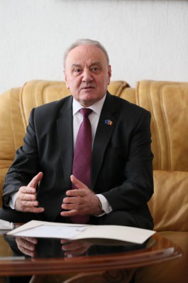 Moldovan president meets Romanian envoy