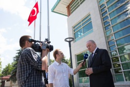 Moldovan president signs in condolence book for Istanbul victims