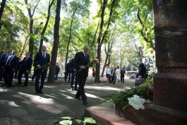 Moldovan president lays flowers on "Limba Noastra cea Romana"