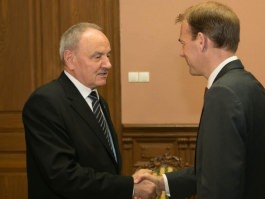 Николае Тимофти встретился с исполнительным директором МВФ по Молдове Менно Снелом