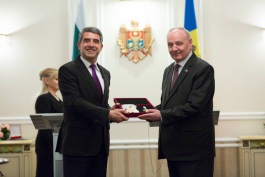 Bulgarian president comes to shake hands with Moldovan president like to respected friend, politician