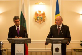 Bulgarian president comes to shake hands with Moldovan president like to respected friend, politician