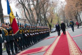 Bulgarian president comes to shake hands with Moldovan president like to respected friend, politician