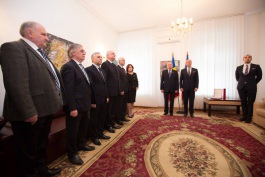 Președintele Timofti a participat la o ceremonie de decorare, la Ambasada României