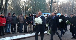 Moldovan president lays flowers to bust of great national poet