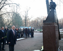Moldovan president lays flowers to bust of great national poet
