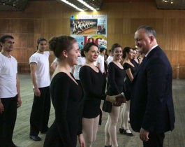 Moldovan president meets dancers of famous National folk dance ensemble