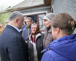 Igor Dodon a înmînat cheile unei case recent renovate unei familii nevoiașe din satul Călărășeuca, raionul Ocnița