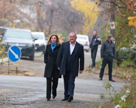 The President of the Republic of Moldova, Igor Dodon, accompanied by the First Lady of Galina Dodon, left their voice for the resignation of the mayor of the capital, Dorin Chirtoaca