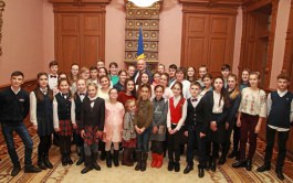 Dozens of children from both banks of the Dniester visited the President's residence in Chisinau and Condrita