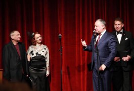  Iuri Harmelin, conducător, și mai mulți actori din cadrul Teatrului de pe strada Trandafirilor au primit distincții de stat