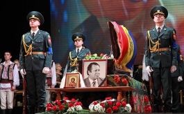 Президент Игорь Додон проводил в последний путь маэстро Владимира Курбета, чье имя навсегда вписано в историю культуры Республики Молдова