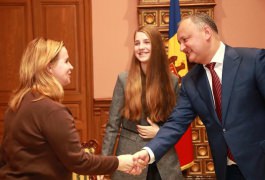 Cîștigătoarea concursului „Vocea României” a primit Diploma de Onoare din partea președintelui Republicii Moldova
