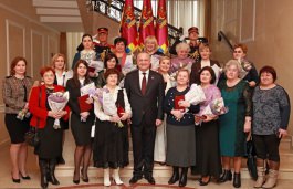Igor Dodon awarded outstanding women of Moldova on the eve of March 8