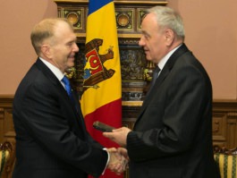 Nicolae Timofti met the U.S. Ambassador to Moldova William H. Moser. The Head of State handed over to the Ambassador extracts from 17 judicial records of the Security and Intelligence Service archives on repressions against Jewish people in World War II 