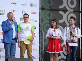 Игорь Додон вместе с семьей принял участие в беговом марафоне на дистанцию в 15 км в рамках Спортивно-музыкального фестиваля «Hai, Haiduci!»