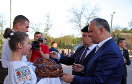Șeful statului a oferit cheile de la cîte un tractor primarilor din localitățile Pocrovca, Văratic și orașul Vadul-lui-Vodă