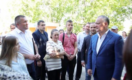 Șeful statului a oferit cheile de la cîte un tractor primarilor din localitățile Pocrovca, Văratic și orașul Vadul-lui-Vodă