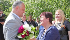 Președintele Igor Dodon a înmînat primarului localității Copanca cheile de la un tractor dăruit de Președintele Republicii Belarus  