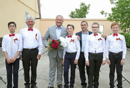 Președintele Igor Dodon a înmînat primarului localității Copanca cheile de la un tractor dăruit de Președintele Republicii Belarus  