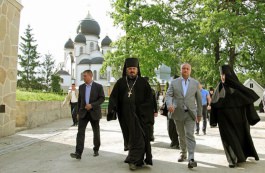 Игорь Додон посетил Монастырь в честь Святых жен мироносиц Марфы и Марии из села Хаджимус, Каушанского района