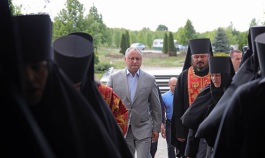 Игорь Додон посетил Монастырь в честь Святых жен мироносиц Марфы и Марии из села Хаджимус, Каушанского района