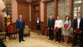 Un grup de elevi și studenți au primit Diploma de Onoare a Președintelui Republicii Moldova 