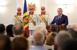 Президент Игорь Додон вручил высокие государственные награды группе граждан Республики Молдова