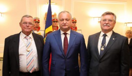Președintele Igor Dodon a înmînat înalte distincții de stat unor cetățeni ai Republicii Moldova