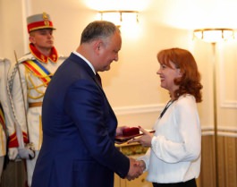 Președintele Igor Dodon a înmînat înalte distincții de stat unor cetățeni ai Republicii Moldova