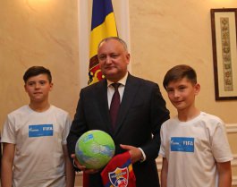 Igor Dodon s-a întîlnit cu "Ambasadorii Campionatului Mondial de Fotbal"