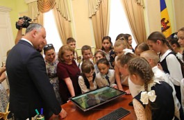 Elevii gimnaziului din Sadova în vizită la Președinție și Reședința de la Condrița